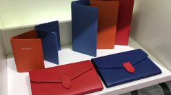 イタリア製の革ポーチ、開いてびっくり革新的なデザインに一目惚れ イタリア製の革ポーチ、開いてびっくり革新的なデザインに一目惚れ