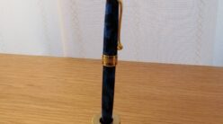 経年変化を味わいながら魅せるペン立て "PICUS"